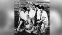 Die Beatles planschen im Wasser