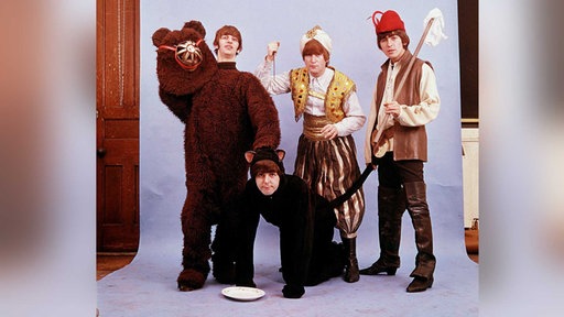 Beatles in Kostümen bei einer Fotosession (1963)