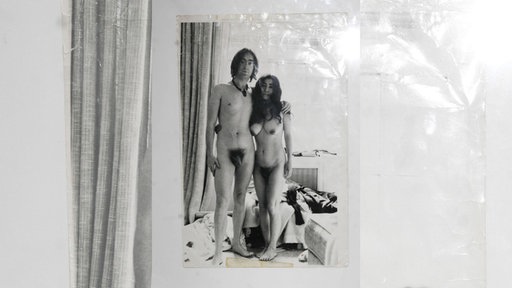 John Lennon und Yoko Ono posieren nackt