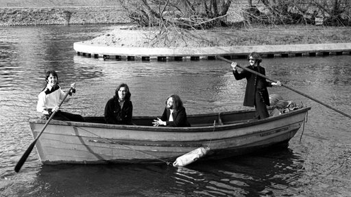 Die Beatles in einem Ruderboot (ca. 1969)