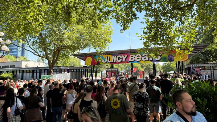 Viele Menschen stehen in der Schlange am Eingang zum Juicy Beats Festival.