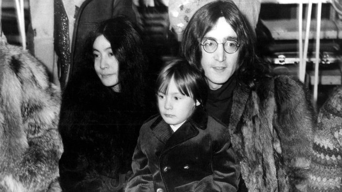 John Lennon und Yoko Ono mit Sohn Julian 1968