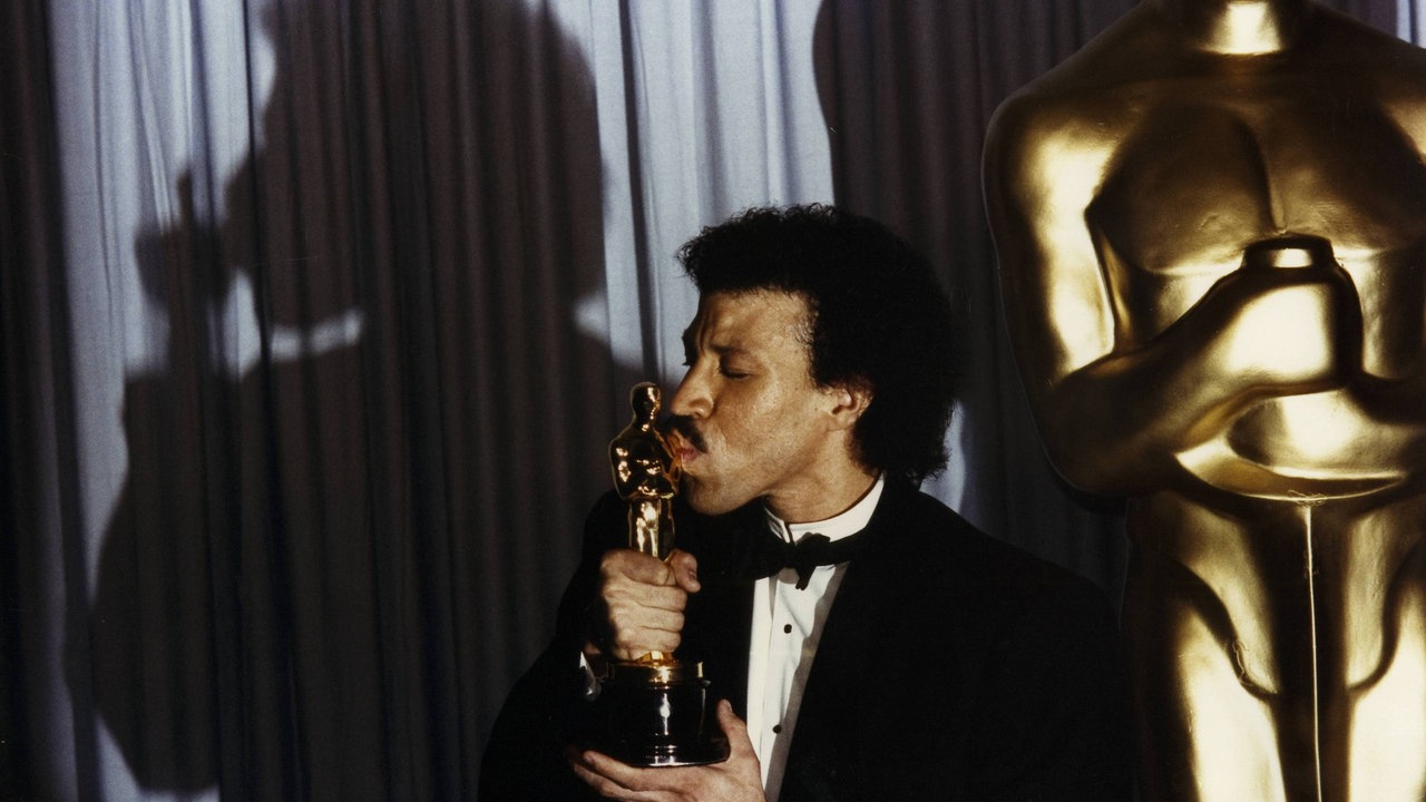 Sänger Lionel Richie küsst eine Oscar Figur