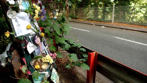 Am Unfallort an der Straße Queen's Ride in Barnes befindet sich heute eine offizielle Gedenkstätte.