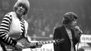Brian Jones und Mick Jagger stehen 1965 in Münster auf der Bühne