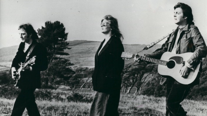 Linda und Paul McCartney musizierend in der Natur