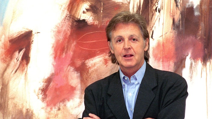 Paul McCartney 1999 in Siegen mit einem seiner Gemälde