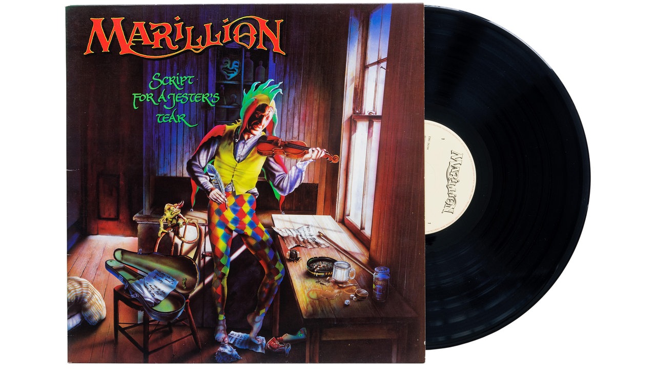 Das Cover des Albums "Script for a Jester's Tear" zeigt einen traurig blickenden Hofnarren, der auf einer Geige spielt