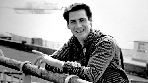 Schwarz-weiß Bild von Spandau Ballet-Sänger Tony Hadley in Brighton an der Küste, in den 1980ern fotografiert. 