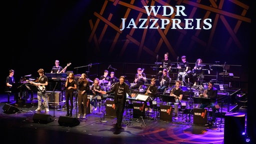 The Ultimate Inda High Noon Big Beat Orchestra des Inda-Gymnasiums aus Aachen eröffneten den Preisträgerabend auf der Bühne des Theater Gütersloh.