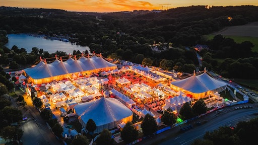 Aufnahme vom Gelände des Zeltfestival Ruhr aus der Vogelperspektive während der Abenddämmerung