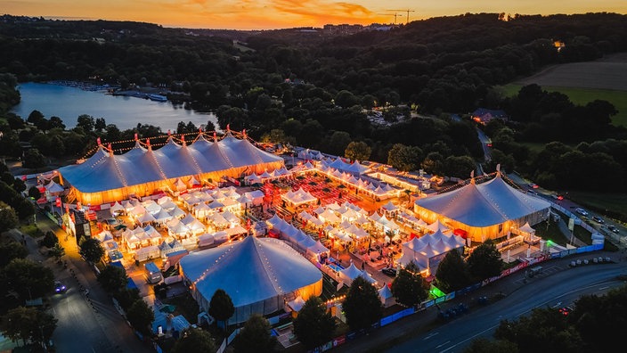 Aufnahme vom Gelände des Zeltfestival Ruhr aus der Vogelperspektive während der Abenddämmerung