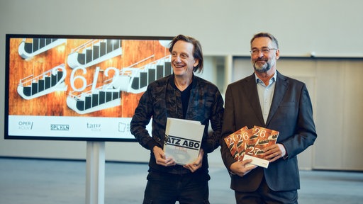 die Intendanten von Oper und Schauspiel zeigen Programmhefte