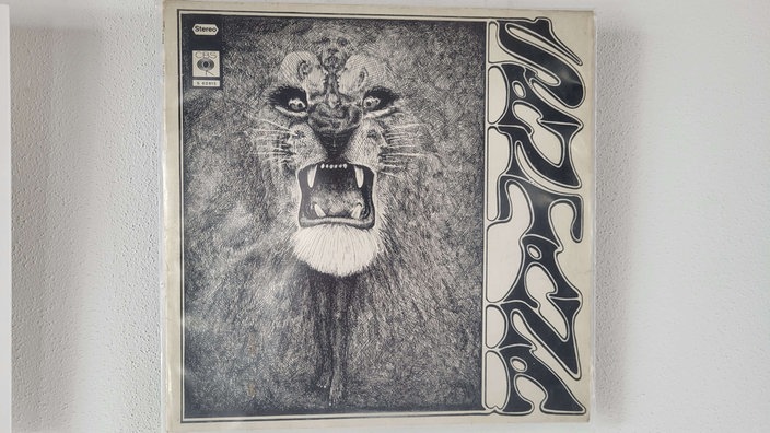 Das Cover einer Schallplatte der Band Santana, darauf zu sehen ist ein Löwe in schwarz-weiß