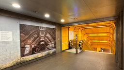 In einer Ausstellung wird das Foto "Jugendstil Klärwerk Krefeld" von Sina Falker präsentiert.
