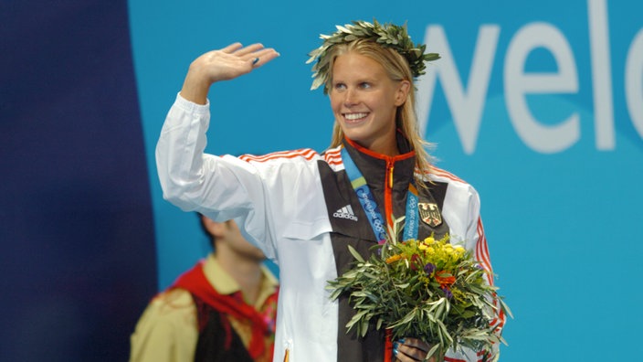 Anne POLESKA, GER; Jubel ueber ihren 3.Platz, Siegerehrung, Bronze-Medaille 200m Brust der Frauen Finale am 19.08.2004 Olympia 2004 Athen,