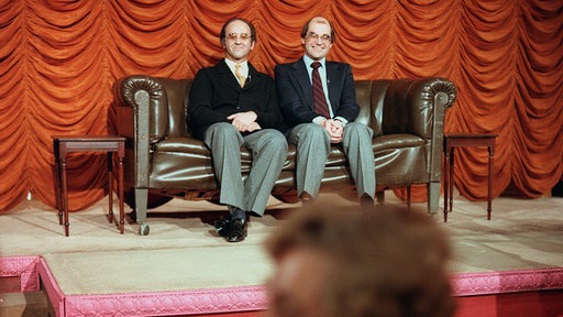 Dieter Thoma und Alfred Biolek sitzen auf dem Sofa der Talk-Sendung „Kölner Treff“