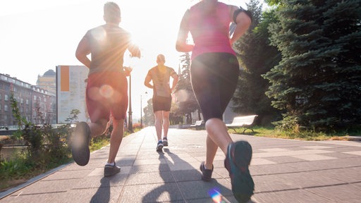 Drei Personen beim Joggen 