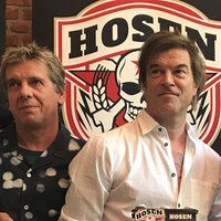 Die Band "Die Toten Hosen" stellen ihr Bier "Hosen Hell" vor.