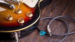 Nahaufnhame einer E-Gitarre.