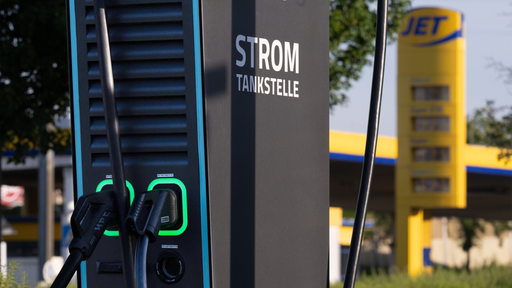 Ladesäule für Elektroautos vor einer Tankstelle