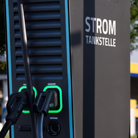Ladesäule für Elektroautos vor einer Tankstelle
