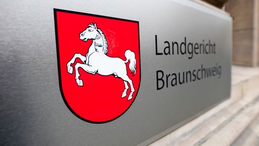 Ein Schild mit der Aufschrift «Landgericht Braunschweig»