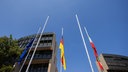 Nordrhein-Westfalen, Düsseldorf: Flaggen wehen auf halbmast vor der Gedenkveranstaltung des Landtags und der Landesregierung zum fünften Jahrestag der Flutkatastrophe im Landtag. 