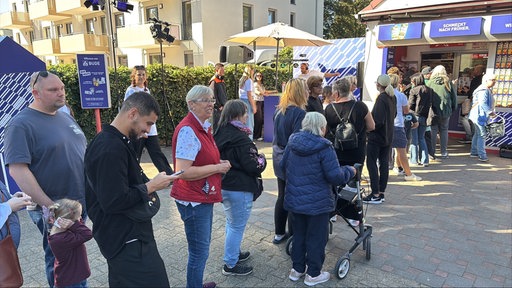 Eine lange Schlange von Menschen