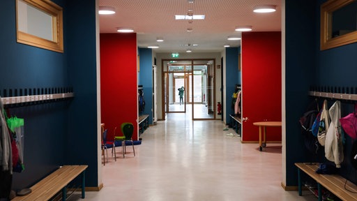Ein leerer Gang in einer Schule
