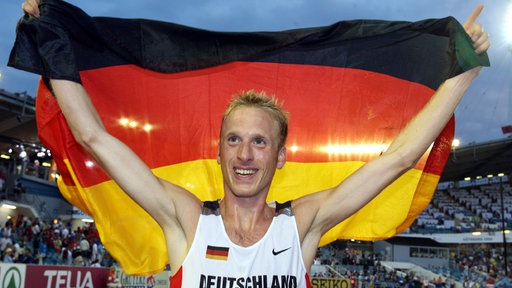 Jan Fitschen jubelt am Dienstag (08.08.2006) nach seinem Sieg über 10000 Meter bei der 19. Leichtathletik Europameisterschaft im Ullevi-Stadion in Göteborg