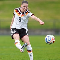 Die Fußballspielerin Leonie Köpp schießt einen Fußball