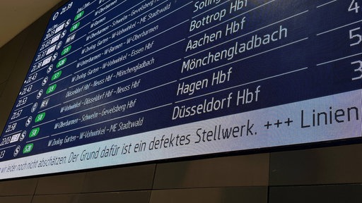 Leuchtschriftanzeigentafel am Bahnhof Wuppertal