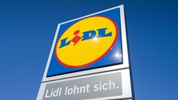 Das Lidl Logo auf vor einer Filiale