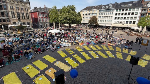 ME/CFS-Demo in Aachen: Demonstrierende liegen auf dem Boden