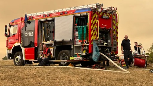 Einsatzkräfte der Feuerwehr während der Löscharbeiten.