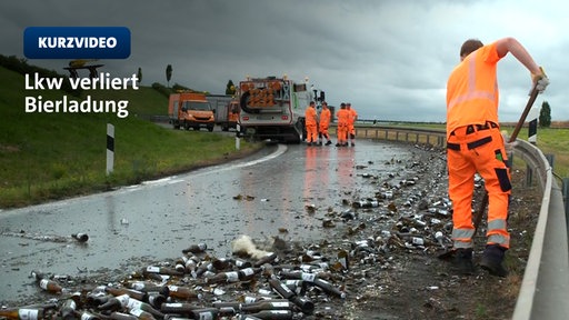 Bierflaschen liegen auf der Autobahnauffahrt