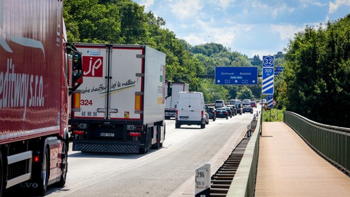 Mehrere Lkw auf der A2 bei Bad Oeynhausen