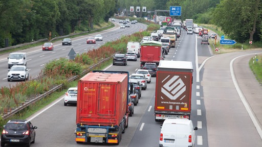 Lkw auf Autobahn bei Köln