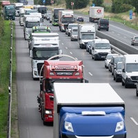 Lkws und Pkws stehen im Stau auf der A4