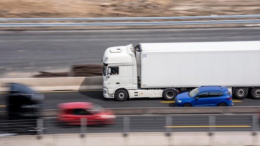 Weißer LKW auf der A3 bei Duisburg