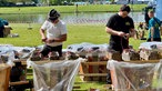 Zwei Pyrotechniker bereiten das Feuerwerk vor
