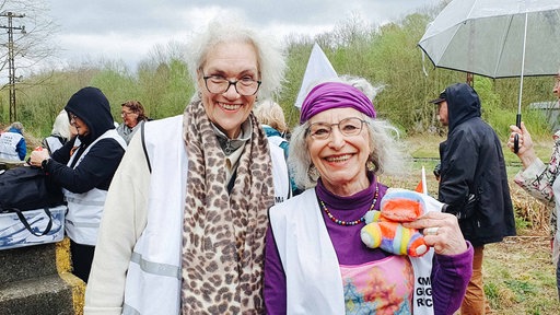 v. l. Carina Grabowski und Melani Becker. Sie lächeln.