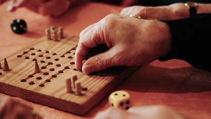 Ein Mensch ärgere Dich nicht-Spiel aus Holz