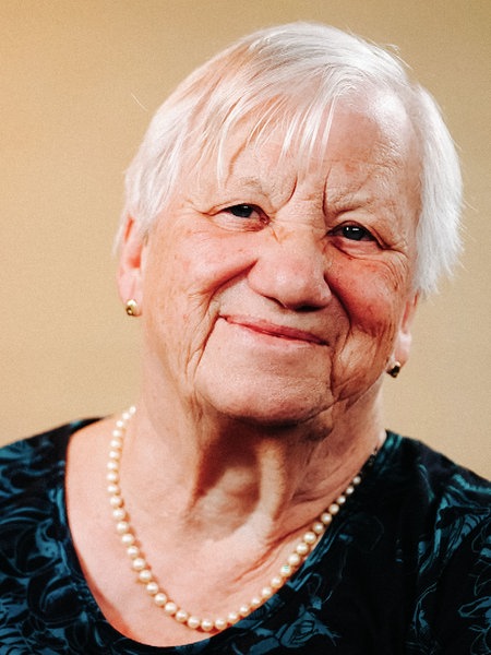 Angelika Böning, eine ältere Frau mit kurzen grauen Haaren, im Portrait