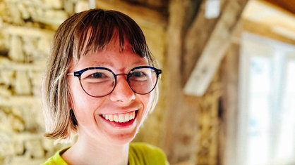 Die Jugendliche Kristin Nolte lächelt in die Kamera. Sie trägt eine Brille.