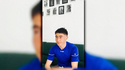 Khairullah Rezai sitzt auf einer Couch