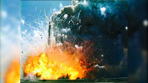Durch die Explosion auf dem Gelände der Feuerwerksfabrik entsteht eine riesige Wolke aus Feuer und Rauch.
