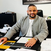 Ercüment Salman an einem Schreibtisch
