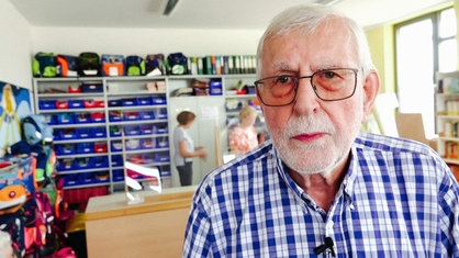 Alfred Mersch steht vor der Ausgabe von Schulmaterialien an bedürftige Familien in Geldern